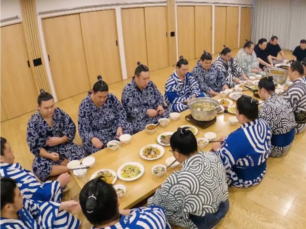 九重部屋の食事風景です